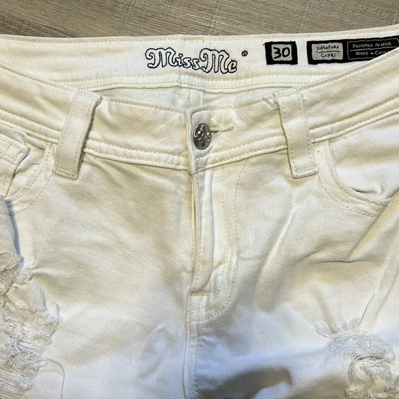 Woman’s Miss Me white distressed, signature capris - size 30 - Picture 8 of 16